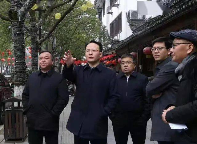 洪江市市委书记郑小胡(左二)在黔阳古城调研洪江市市委书记郑小胡在