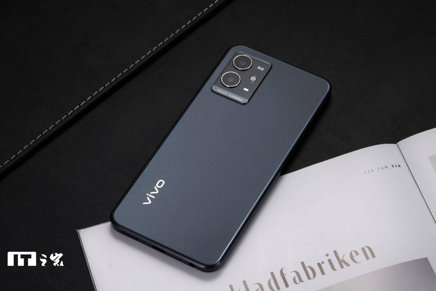 【IT之家开箱】vivo Y33s 5G 手机图赏：清蓝微光，经典深邃