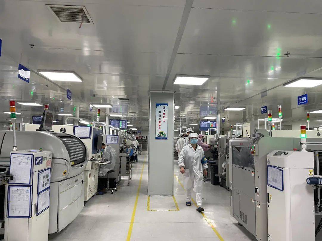 走进嘉善万顺达电子有限公司研发中心,一楼大厅的防疫宣传栏醒目可见