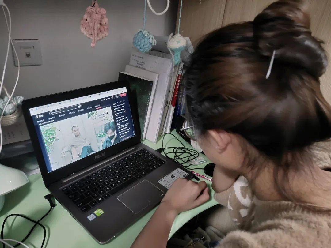 电气学院组织学生观看心理直播课--《风雨安然,坐种心田》_疫情_腾亮