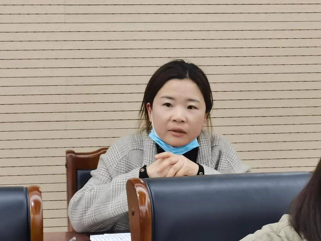 张青青老师则提到英语作业随堂化包含了口语交流和书面检测.