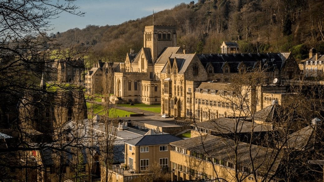 (安培尔佛斯学院)这所英国高中叫做安培尔佛斯学院(ampleforth