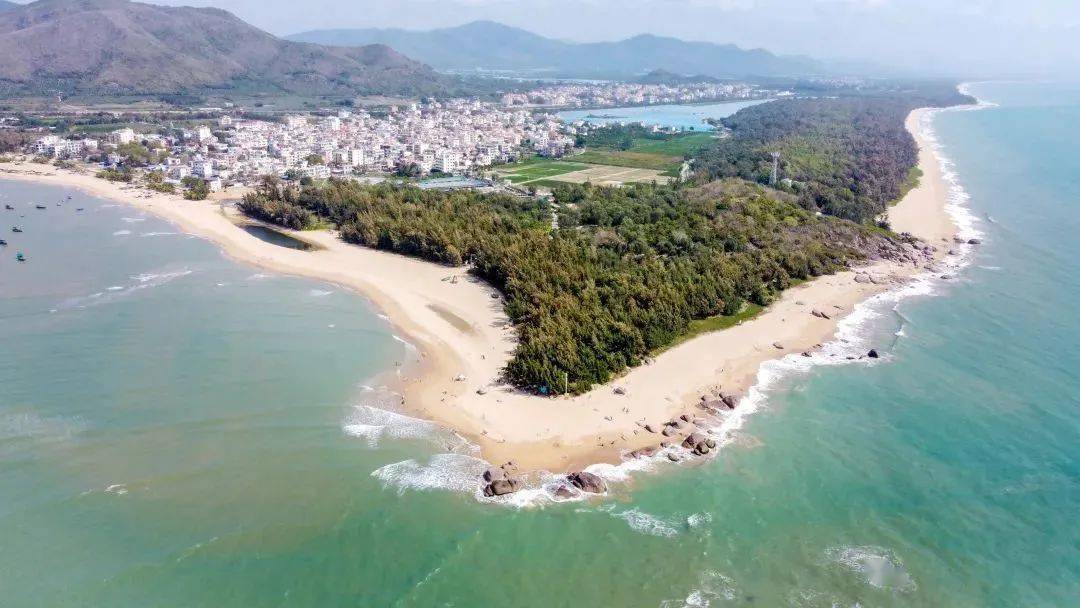 村,西与乐东县龙栖湾交界,南朝南海,北靠青岭山脉,地处美丽的角头湾