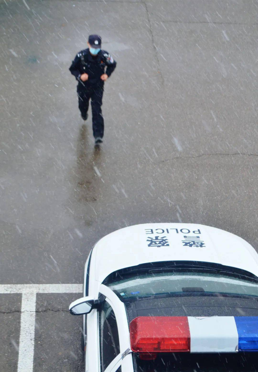 雪落京城,警灯璀璨!