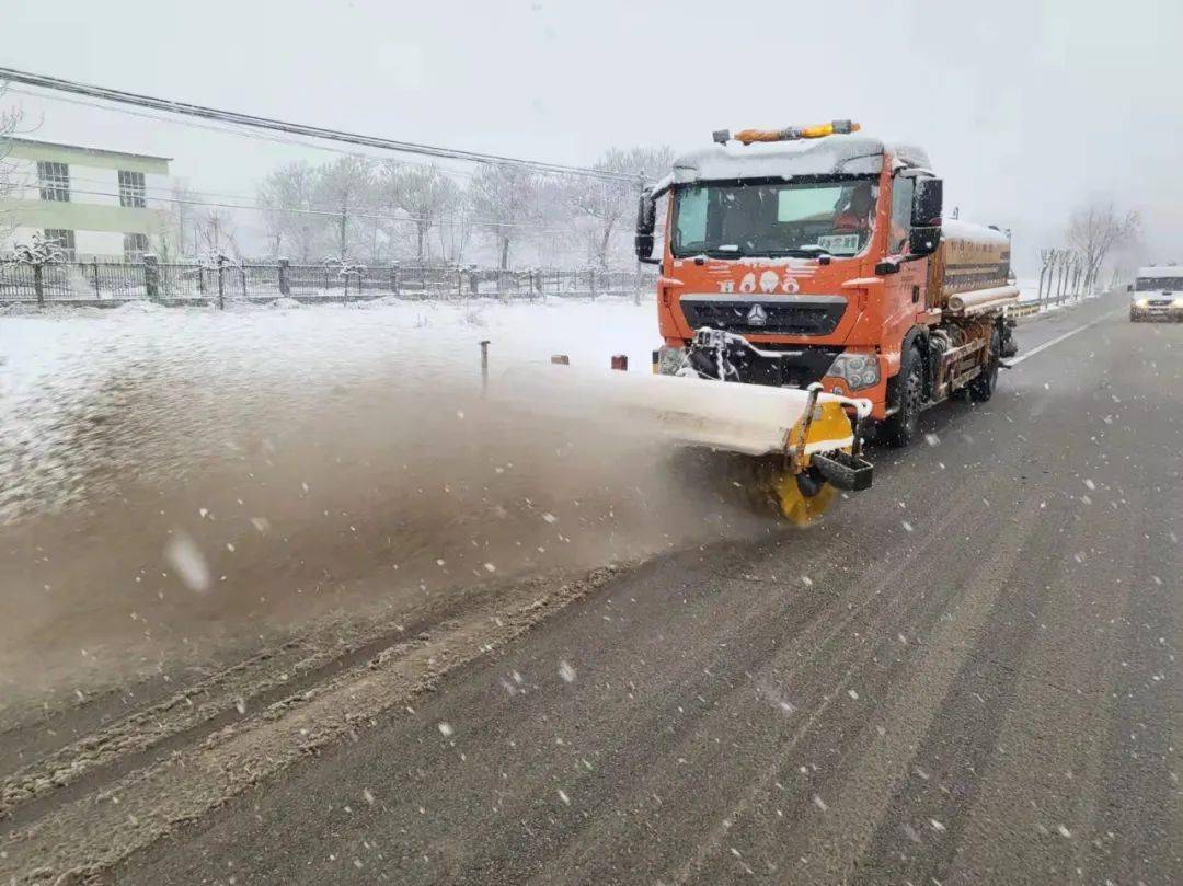 全市出动环卫工人42万人次开展扫雪铲冰