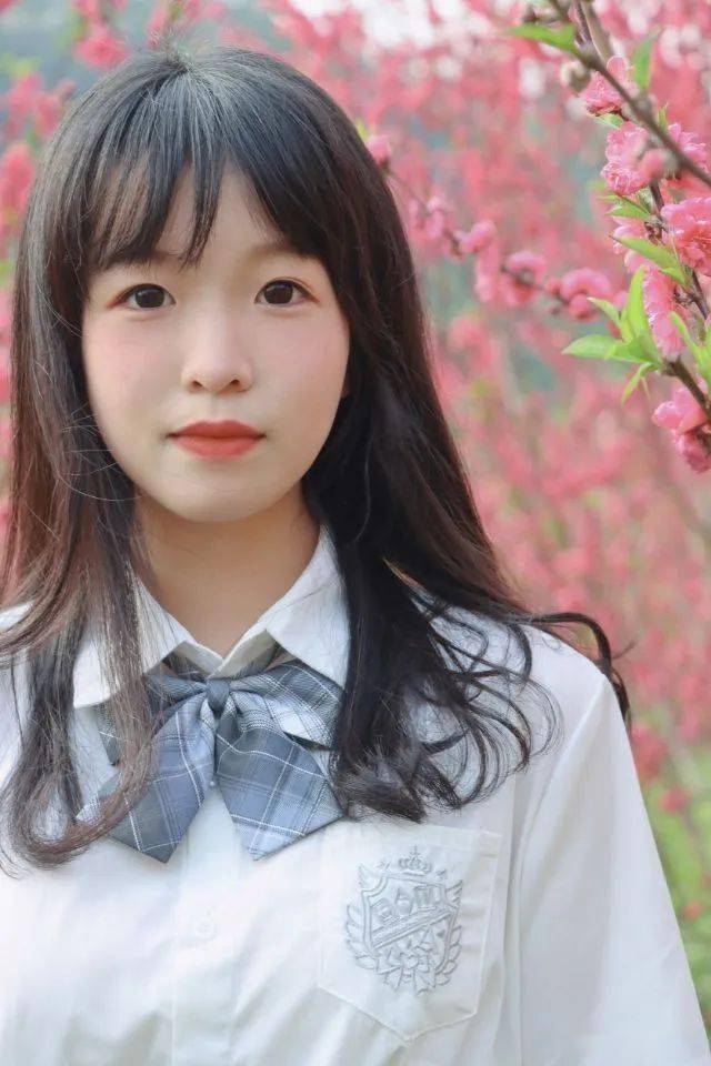 娇嫩少女是那么的令人心动二者相互映衬妩媚又艳丽满山桃色少女处其间