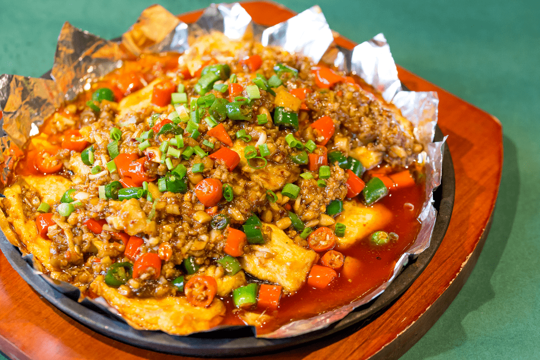 铁板包浆豆腐"猫耳朵"一种特殊的面粉食材,肉丁香嫩爽口,特别下饭