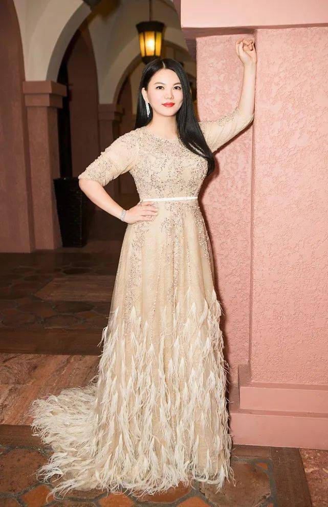 李湘为装嫩也是拼了粉色蕾丝裙故意穿小号勒出小肚腩十分抢镜