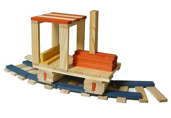 就是一个又一个简简单单的"小木片",却能搭建出异常稳定的拼搭.