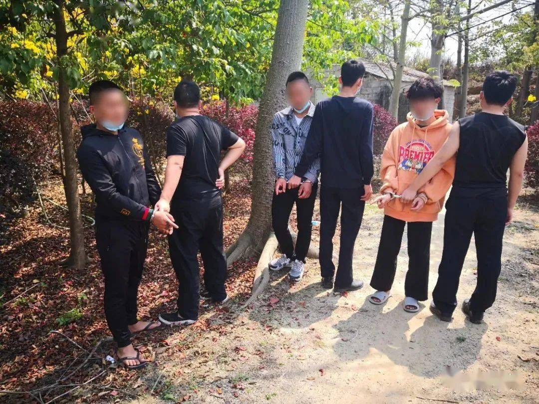伙同一在逃人员驾驶两辆摩托车从汕头市潮阳区贵屿镇窜至普宁市麒麟镇