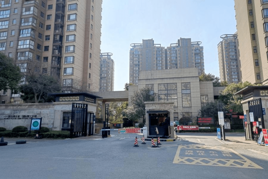 阳光假日花园位于城南高铁新城板块,北接芙蓉大道,西临花山路,沿着