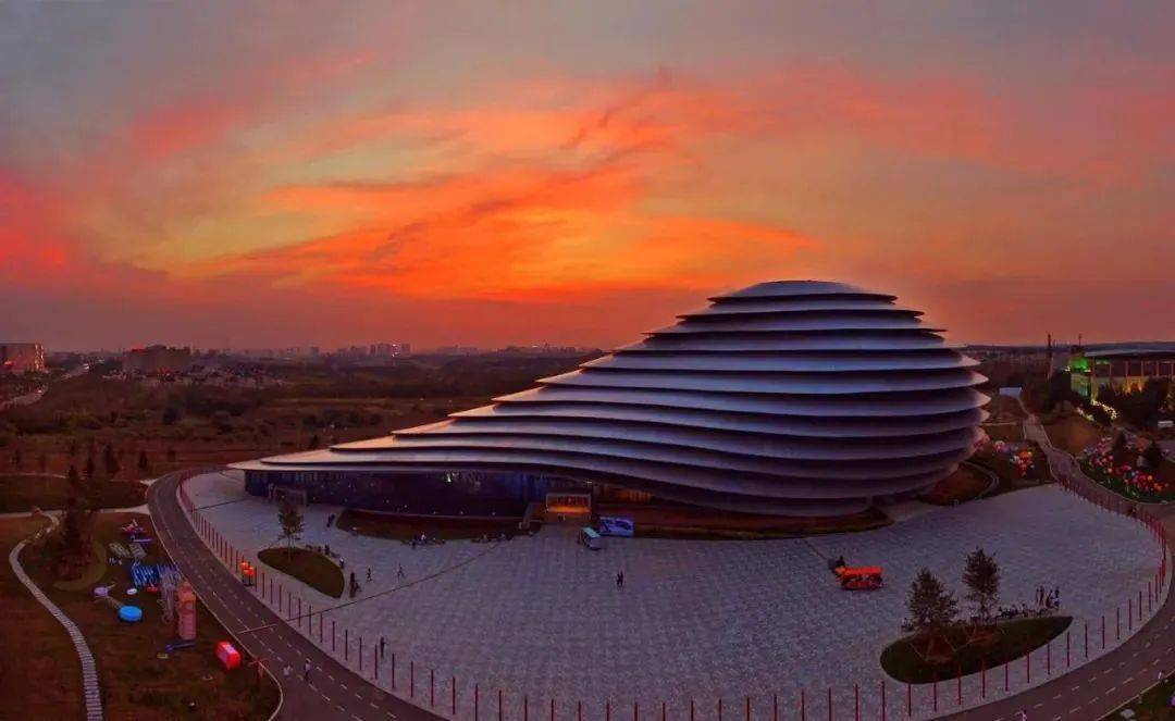 长影世纪城主要景点由华夏翱翔,空间迷城,精灵王国等多余处景观组成