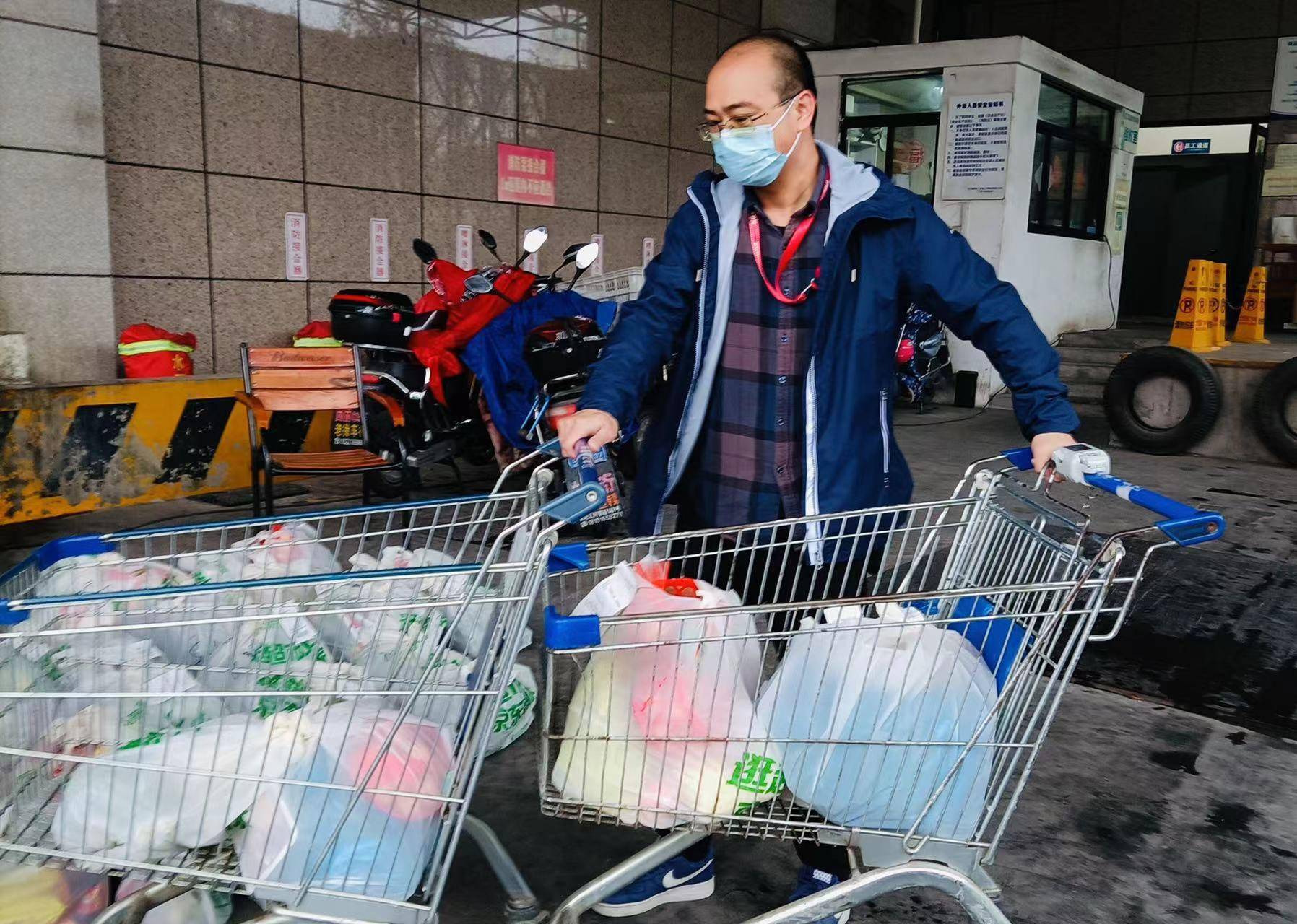 週末大雨也往前衝24小時保供不斷檔農工商超市集團全力擔當守滬者