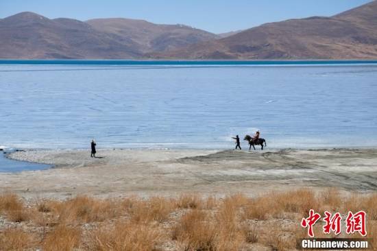 浪卡子县|西藏“圣湖”入春 半湖冰雪半湖涛