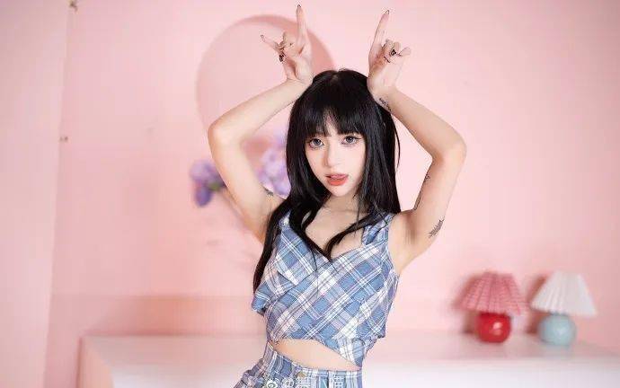 饭思思校园风可爱来袭舞小喵热舞性感撩人