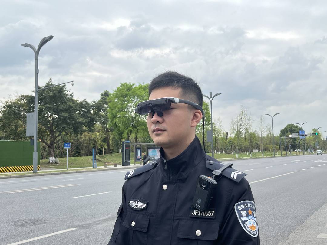 护航成都大运会民警随身携带黑科技