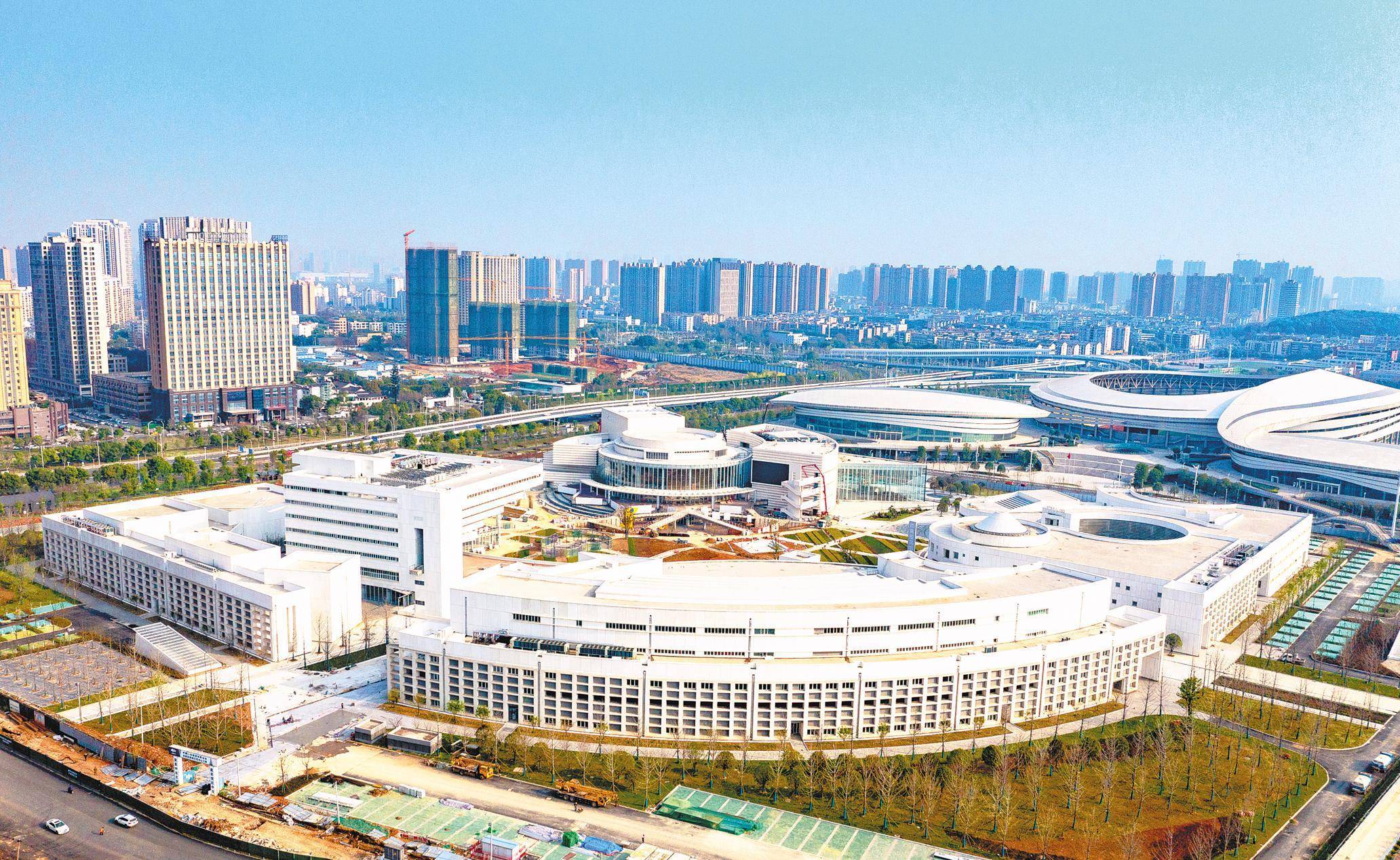 武汉临空港地标性建筑群冲刺完工