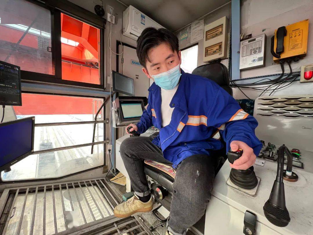 王启明是哈尔滨国际集装箱中心站的一名电力起重机(龙门吊)司机,而他