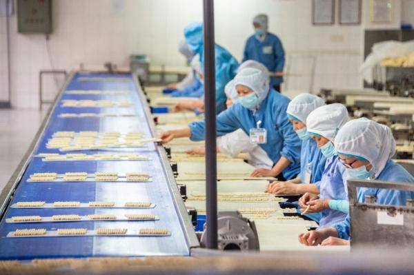 食品车间生产忙_湖北省_工人_麻花