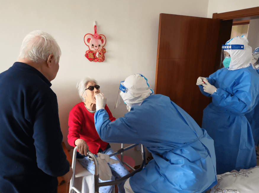 建国门街道设流动核酸检测组为特殊人群上门服务