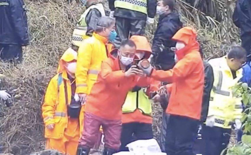 东航坠毁客机两个黑匣子中的一个已于23日被找到