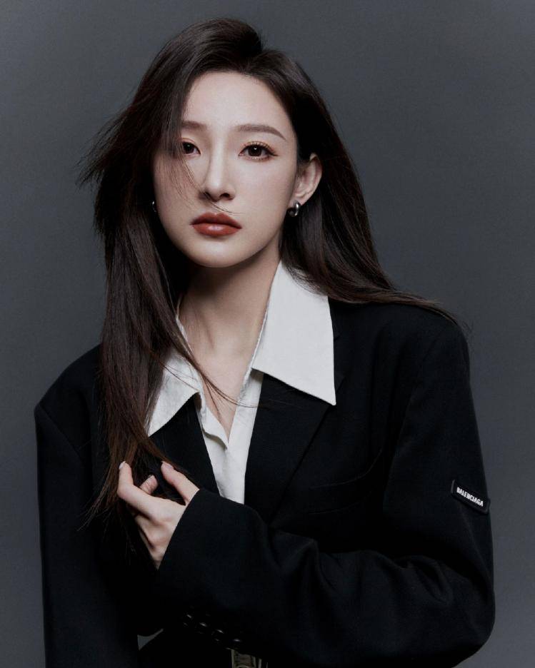 央视主持人马凡舒穿黑西装又美又飒