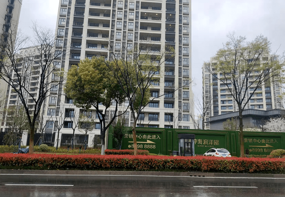 近日,镇江市中心知名豪宅中海润泽园推出了一批特价房,105㎡的精装