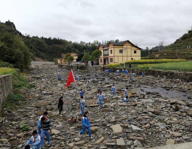 正安:"小河长"共巡家乡河_土坪镇_活动_垃圾