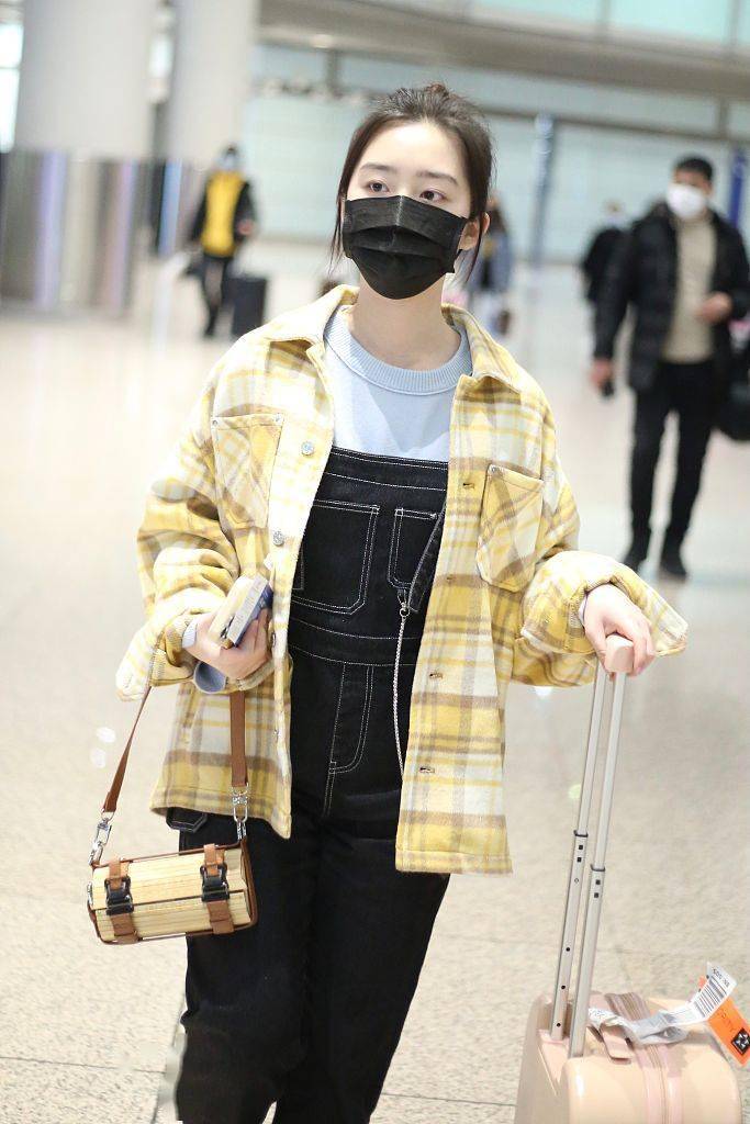 邓恩熙穿黄格衬衫外套黑色背带牛仔裤时尚可爱