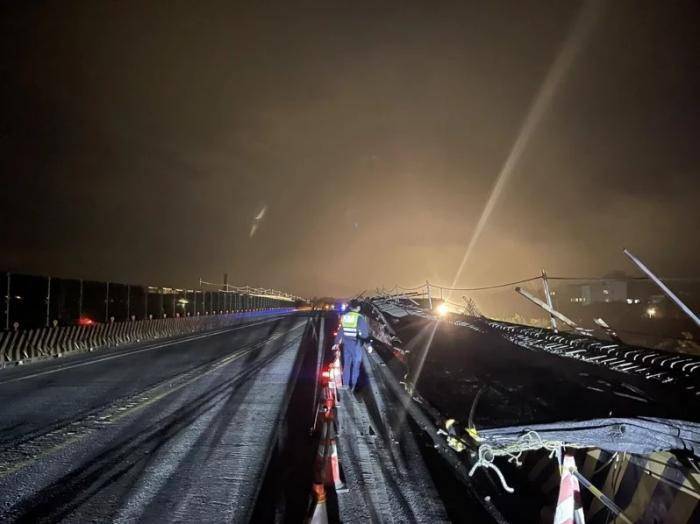台湾凌晨连发多次地震 有公路龟裂施工桥梁断裂