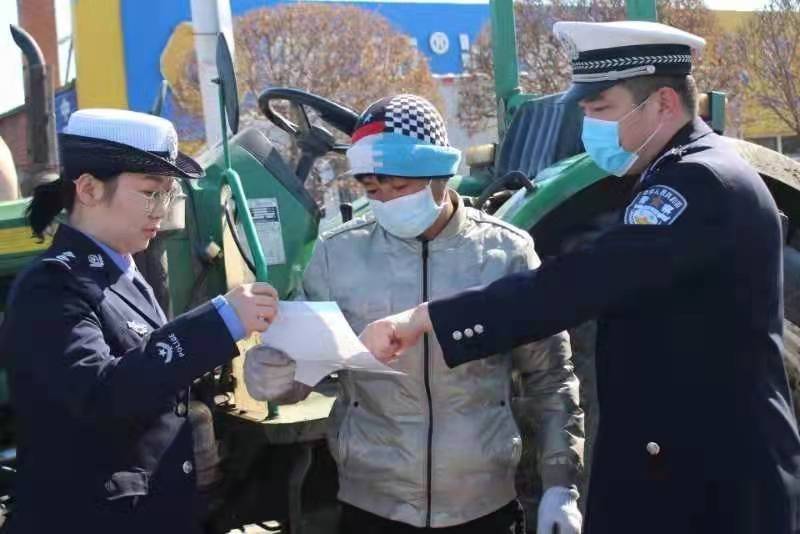 綏化市公安局海倫大隊開展農用車違法載人勸退活動_宣傳_農村_群眾