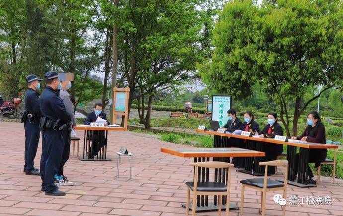 被告人王某x,王某y在蒲江县一禁渔区内使用电捕鱼器捕捞土鲶鱼,黄辣丁