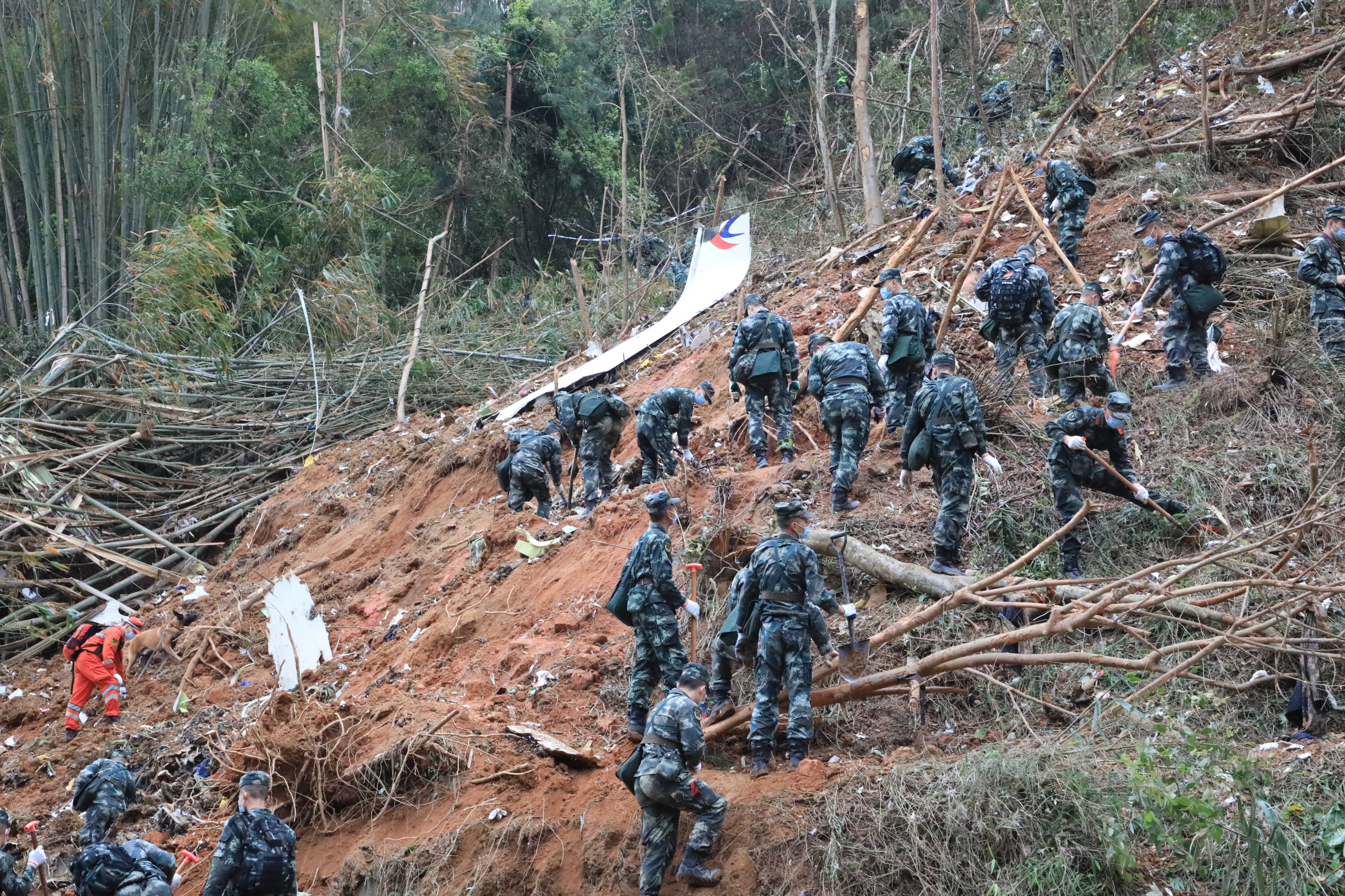 在广西梧州藤县,武警广西总队官兵在东航mu5735航班坠机事故现场核心