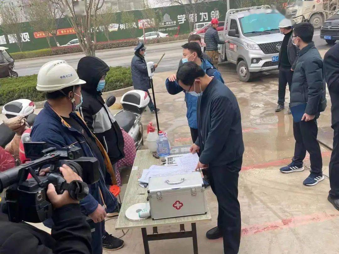 在项目现场,邓国永详细了解了项目建设进展,疫情防控