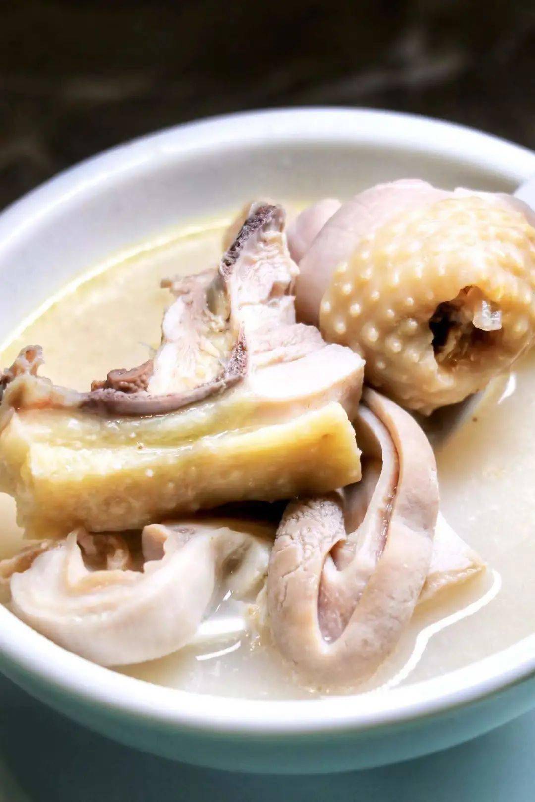 (图片来源于网络,以供参考)新鲜猪肚,口感也是很棒,每次夹起来都颤颤