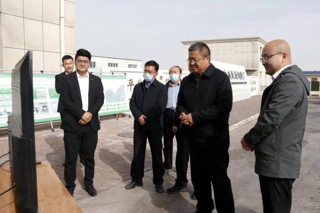 开工仪式结束后,李万岳现场听取了11个居民集中收缩安置点和8个乡村