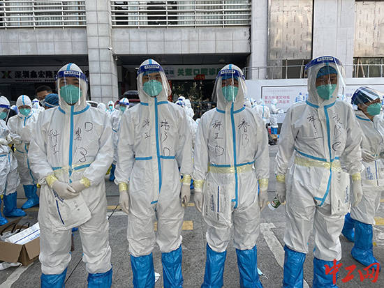 疫线志愿者变身大白守护你