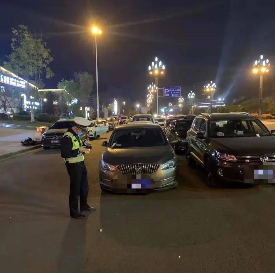 南充交警查处夜间违停车辆980余台
