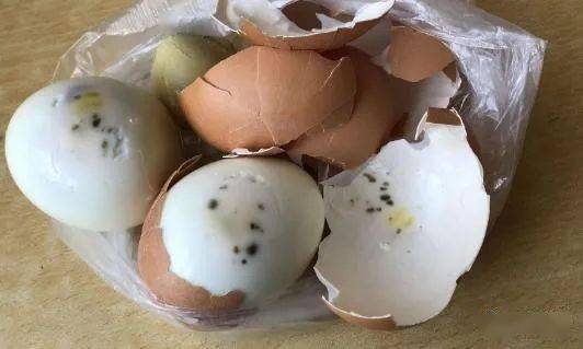 鸡蛋壳表面有发霉的现象,鸡蛋液很有可能已经受到了影响,这种情况下最