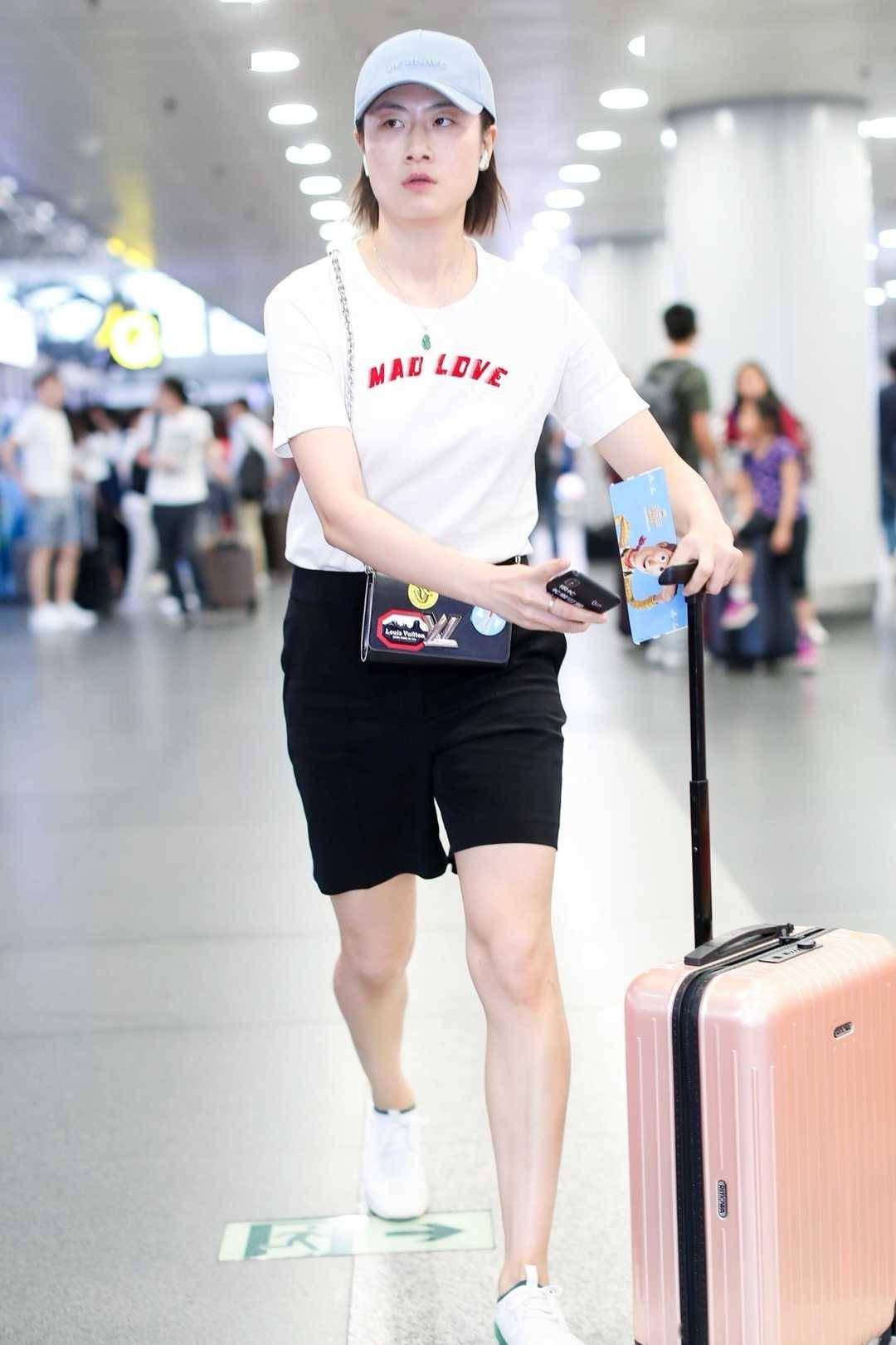 奥运冠军丁宁在北大演讲,穿西装扎马尾干净利落,不漂亮但优秀_穿着