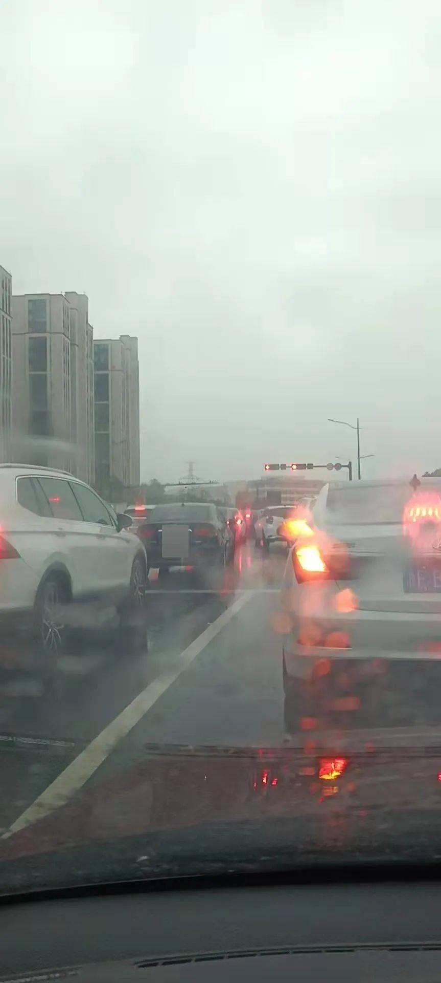 雨天高速堵车图片真实图片