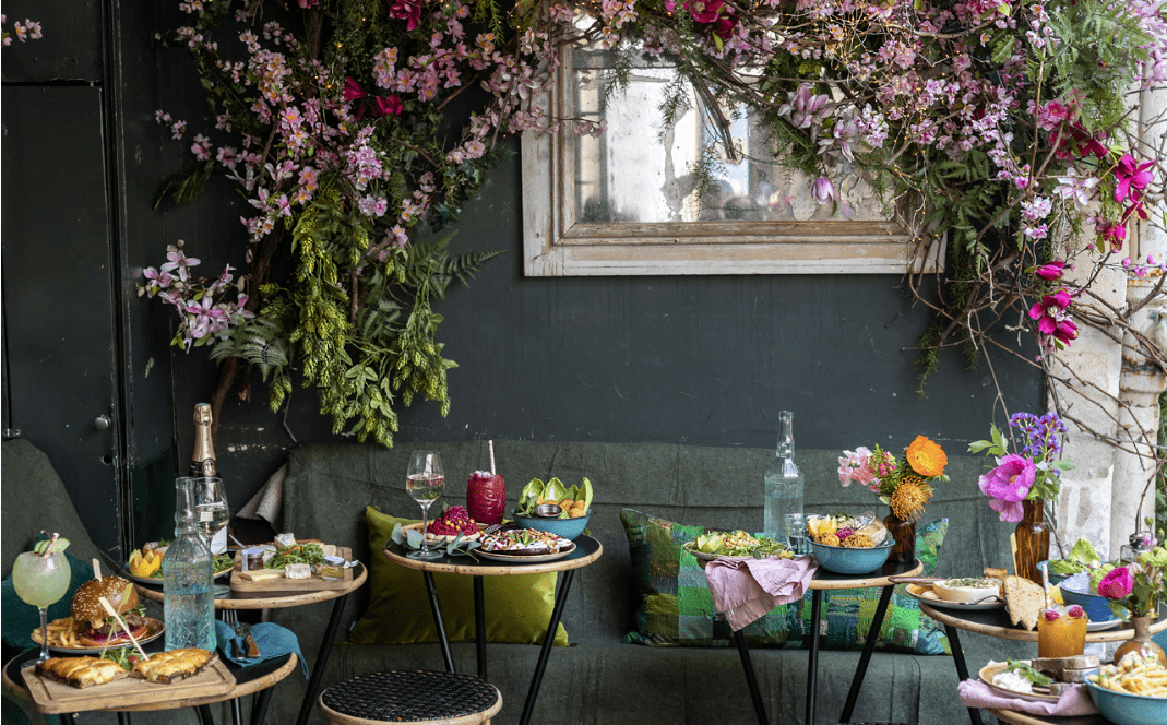 春日繁花盛打卡巴黎最美的鲜花咖啡厅拉满生活仪式感