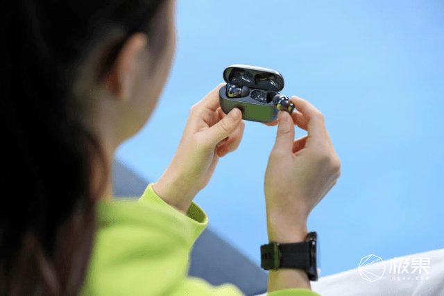 荣耀耳机卷疯了！音质、降噪、快充多方位碾压，隐藏buff吸睛满分