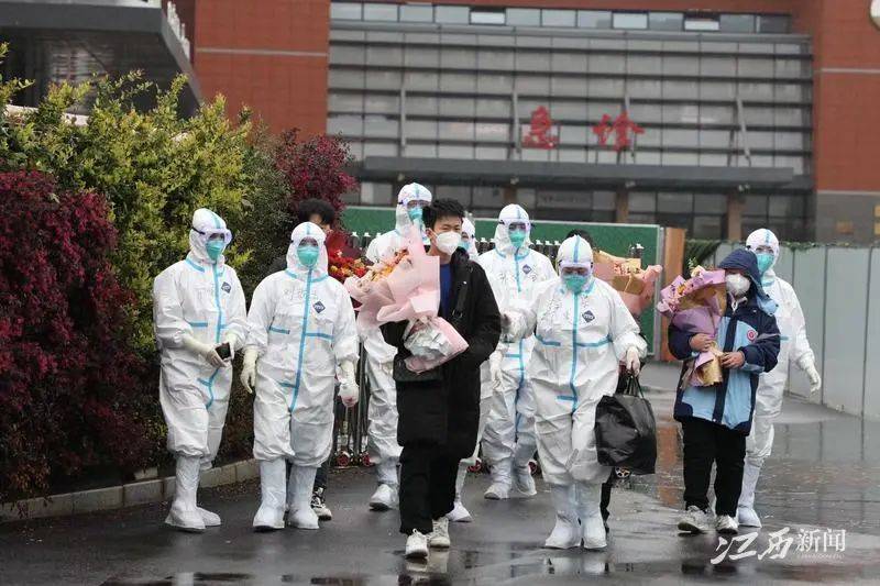 南昌5名新冠肺炎治愈者出院!_患者_治疗_年纪