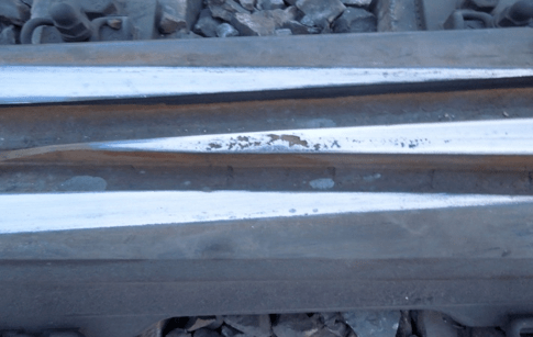 贝氏体合金钢辙叉心轨与跟轨材质不同,在列车碾压下,轨面发生(1)原因