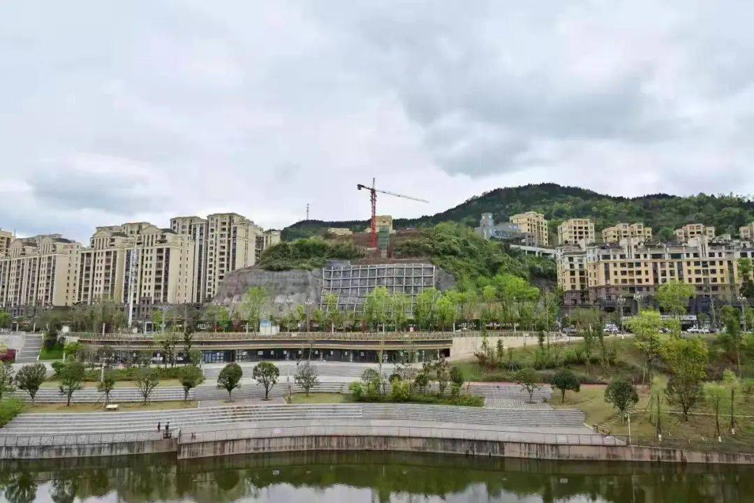 巴中市巴州區,臨二環路,北側為江南福地,南側英倫莊園,東側為西龕山