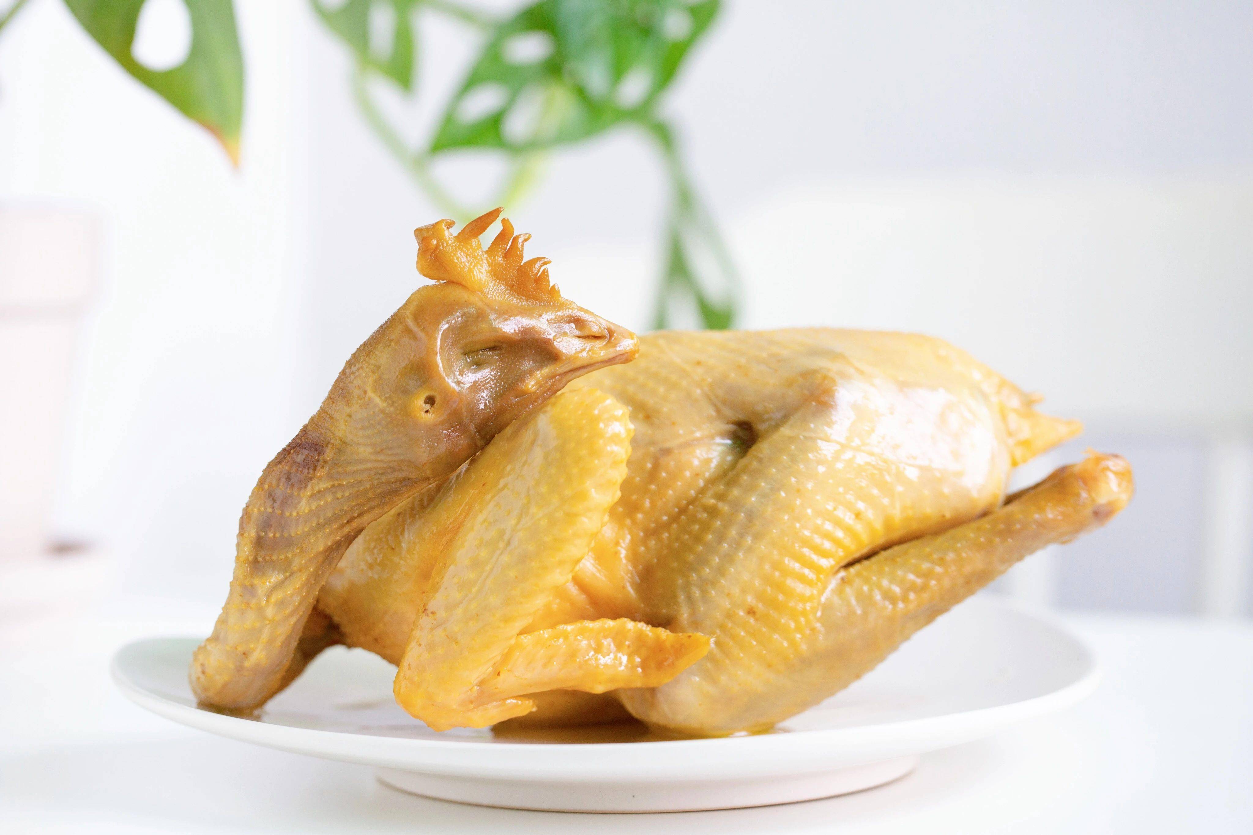 结合现时的健康饮食理念,少脂少油,制作出独具客家风味的盐焗鸡