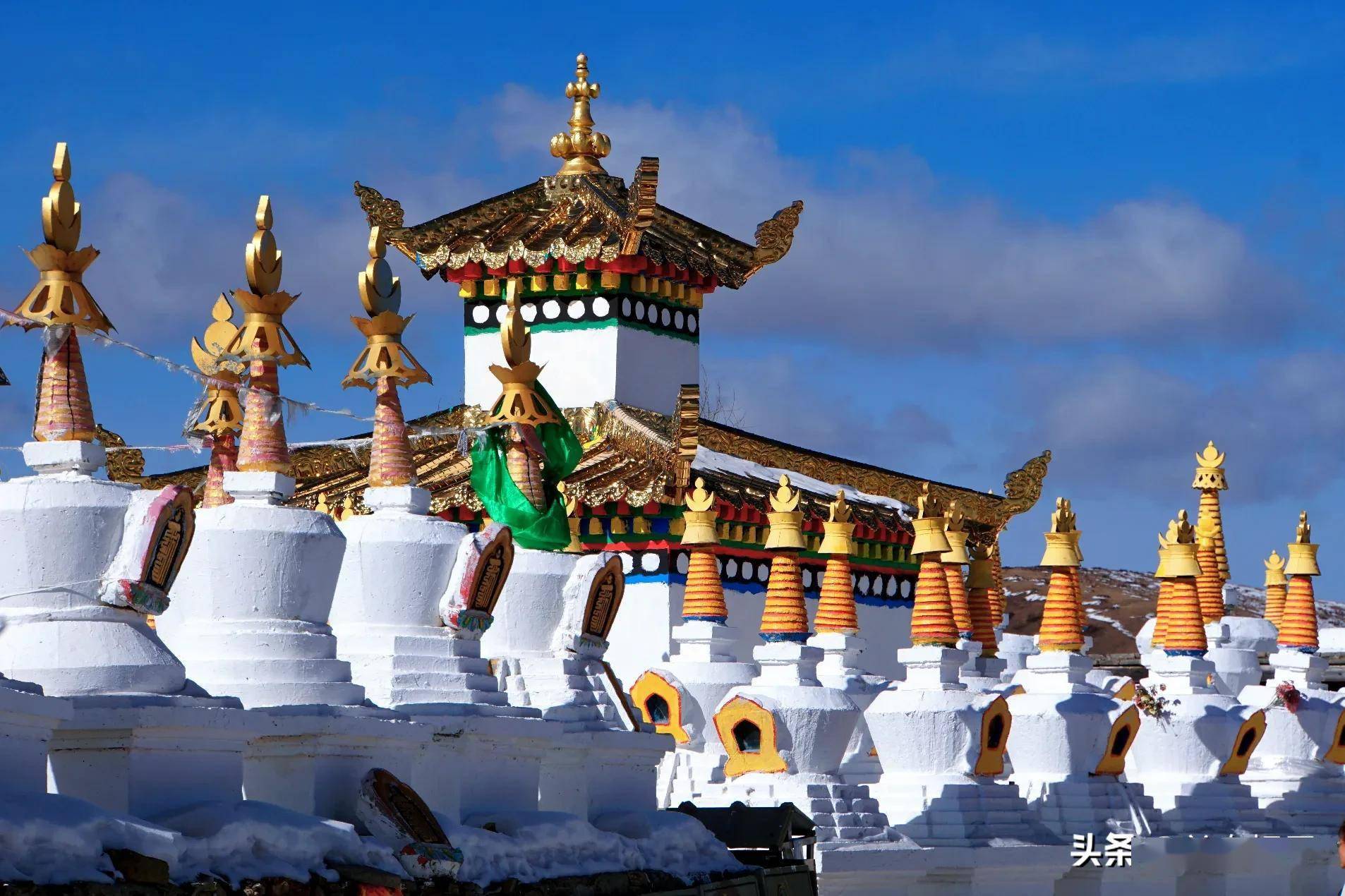 蓝天下瓦切塔林五彩经幡 雪域高原一道独特的风景