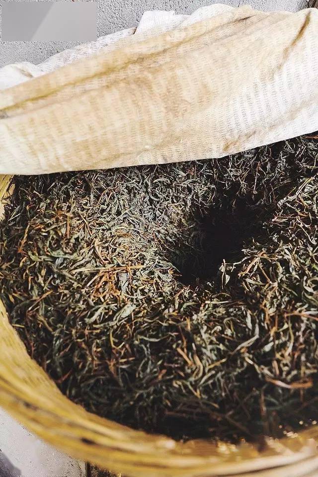 在红茶的发酵过程中,决定红茶口感的物质有三种,茶黄素,茶红素,茶褐素