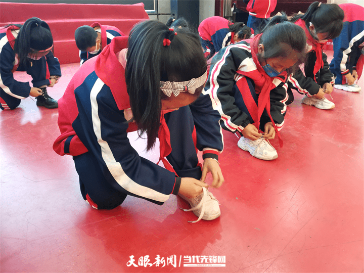 利用课后服务时间,组织一年级学生在学校德仁堂举行"童心巧手系鞋带"